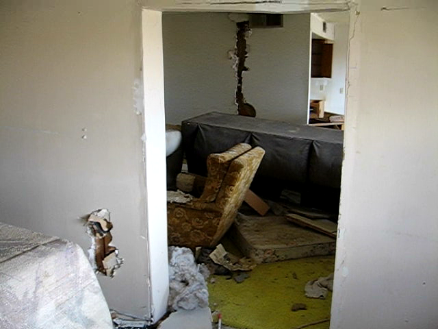 Abandoned apartment building in Salton City.  Tour of the inside.