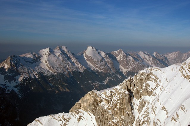 d0701030 | Blick von der Pleisenspitze (2567 m) zu den Gipfeln der nördlichen Karwendelkette: Bärnalplkopf (2325 m), Schlichtenkarspitzen (2354 und 2477 m), Vogelkarspitze (2523 m), Östliche Karwendelspitze (2537 m) und Grabenkarspitze (2472 m). Karwendel / Tirol, 06.04.2007