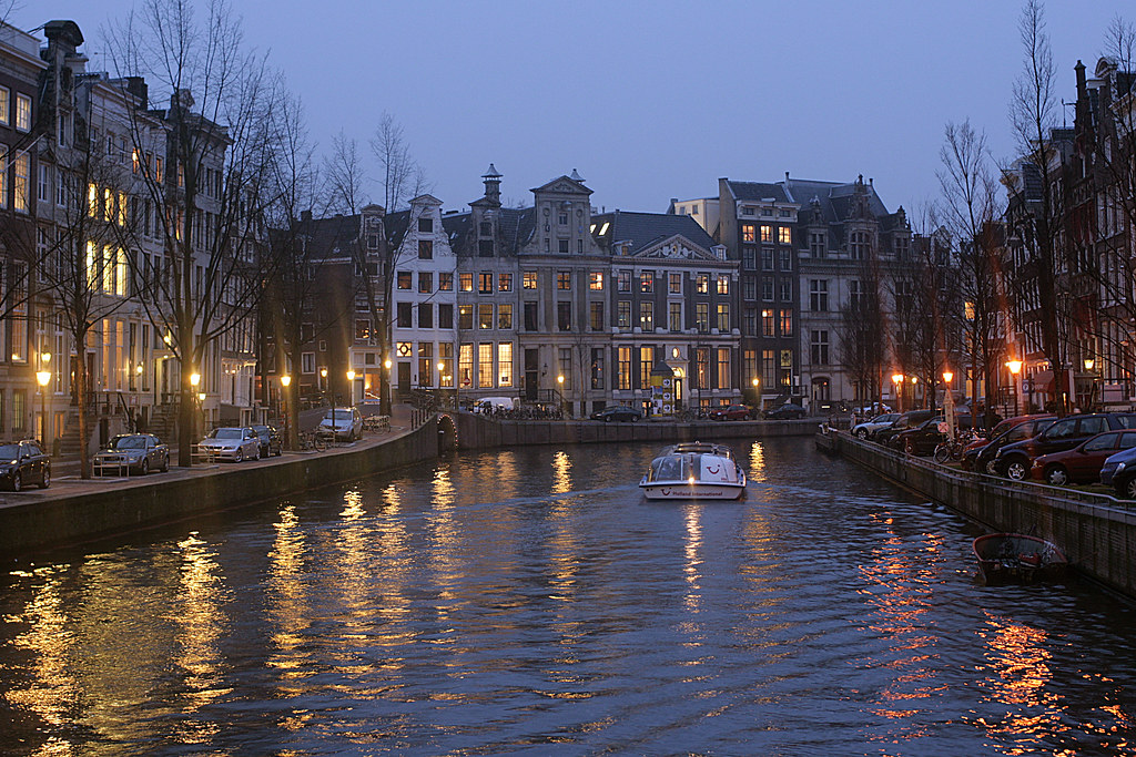 Dusk at the Amsterdam canals by macropoulos