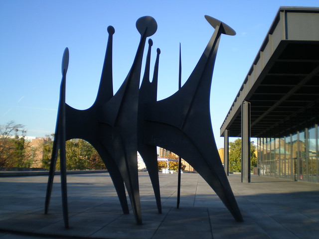 Calder 1965 ’Têtes et Queue’, Neue Nationalgalerie (Mies van der Rohe), Kulturforum, Berlin (New National Gallery by architect Mies van der Rohe, Cultural Forum)