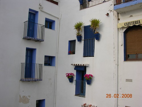 White walls and pot plants in Peñiscola