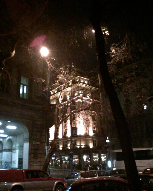 Az Astoria Szálló sarka a Semmelweis utcából nézve késő este