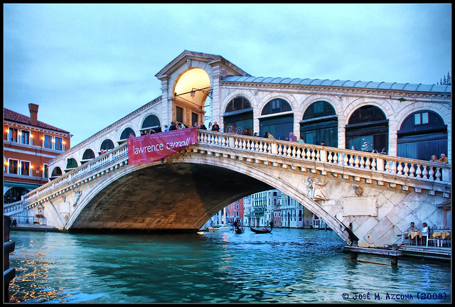 Venecia (Italia). Puente de Rialto (Ponte di Rialto) al anochecer.
