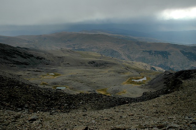 d0806101 | Blick vom Mulhacén (3482 m) auf das Hochtal der Siete Lagunas. Andalusien, 17.09.2008