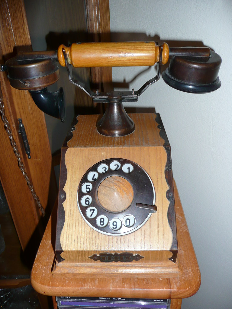 Старая школа телефон. Старинный телефонный аппарат. Старый телефон. Телефонный аппарат ретро. Ретро телефон.