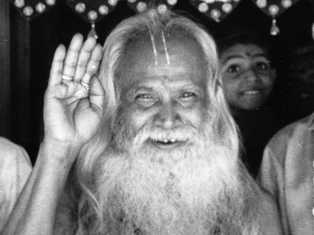 Image27b | Baba in his pose of blessing, 1974. | Baba 1500 | Flickr