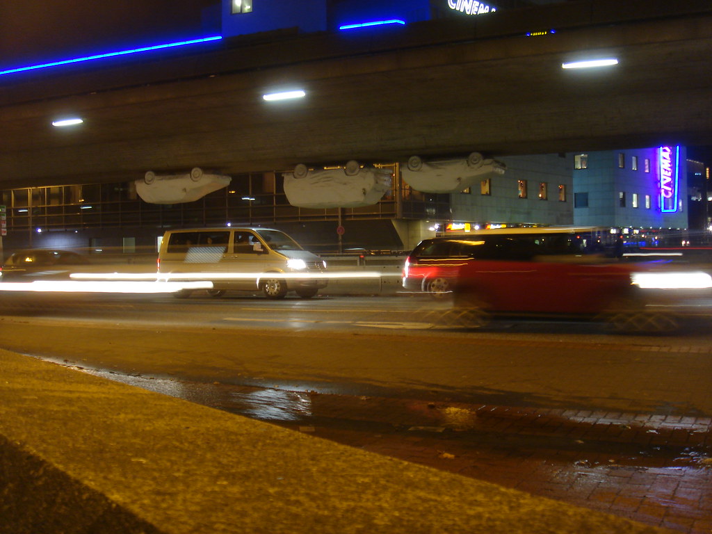 DSC09441.JPG | Autos hängen unter der Brücke, Hannover bei N… | Flickr