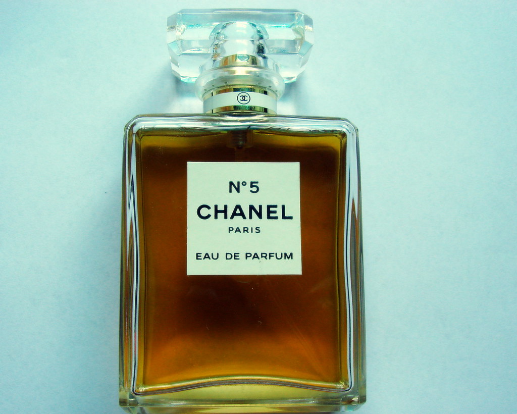 Chanel No.5 Eau De Parfum Spray, Liu Tao