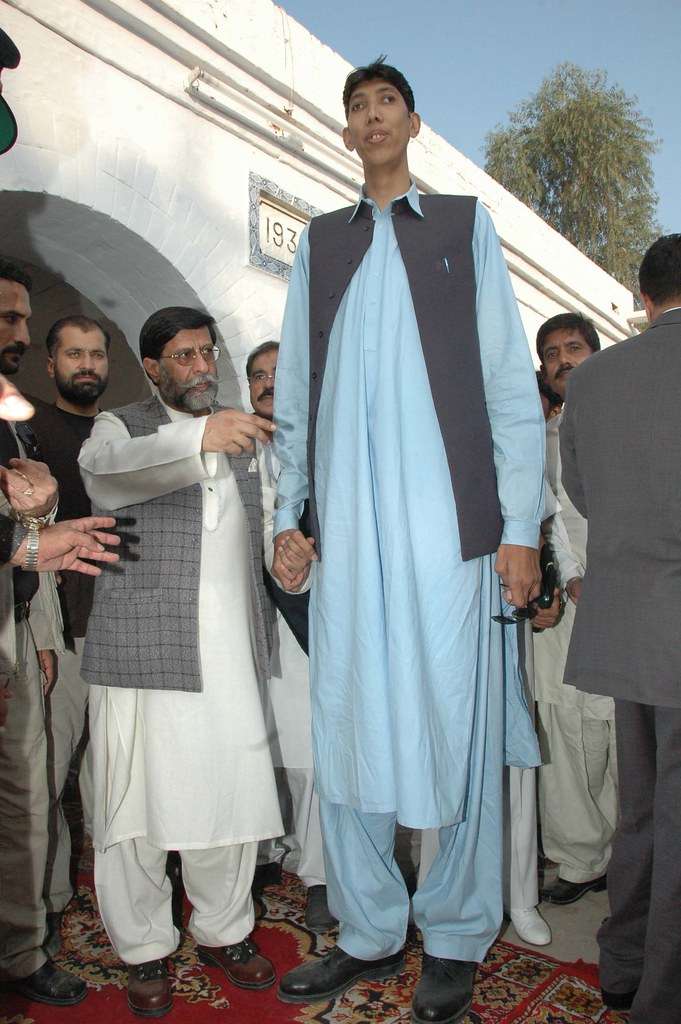Naseer Ahmaad Soomro's height is 7 ft 9 in (236 cm) | Flickr