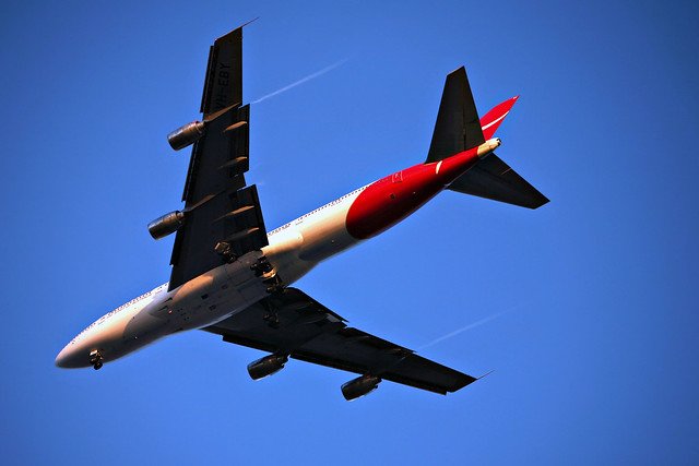 Qantas Boeing 747-338 Descending over Coogee