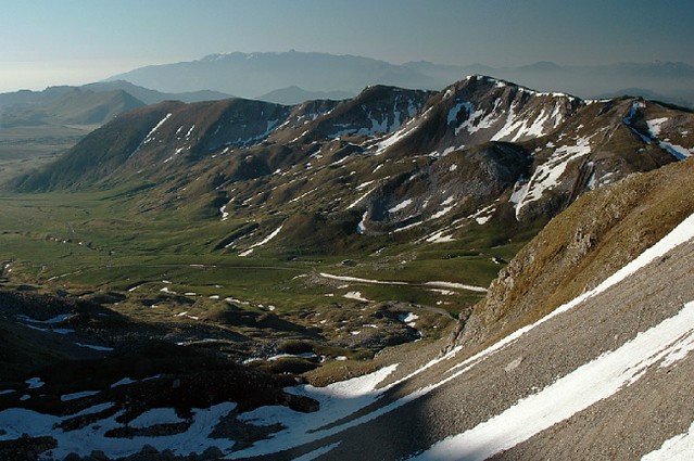 D0702147 | Blick über den Campo Imperatore im Gran-Sasso-Nationalpark zur Maiella. Abruzzen, 14.05.2007