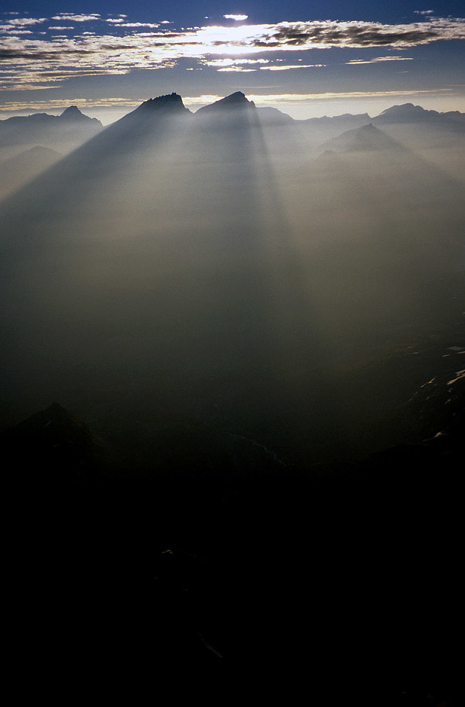 Horu show 12 | Rays of light cascade over a neighbouring rid… | Flickr