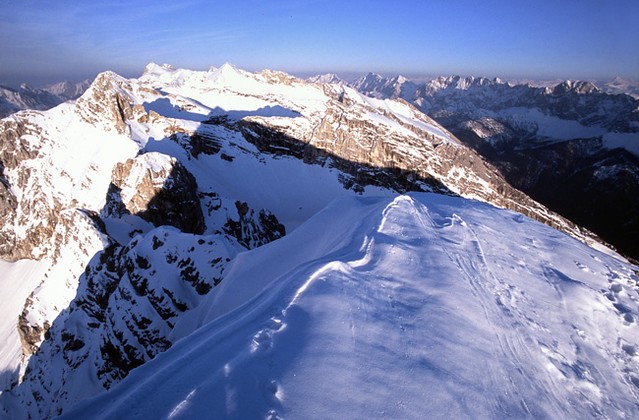 t0701004 | Blick von der Pleisenspitze (2567 m) zu den Gipfeln der zentralen Karwendelkette: Larchetkarspitze (2541 m, vorne), Große Riedlkarspitze (2581 m), Ödkarspitzen (2743 m), Birkkarspitze (2749 m), Kaltwasserkarspitze (2733 m) und Große Seekarspitze (2679 m). Rechts hinten der Bettelwurf (2725 m). Karwendel / Tirol, 06.04.2007