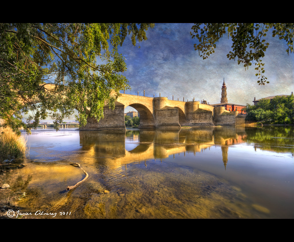 Zaragoza - Reflejos del Puente de Piedra y La Seo en el Rio Ebro by javirunner
