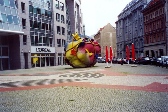 Claes Oldenburg: Houseball (1997)