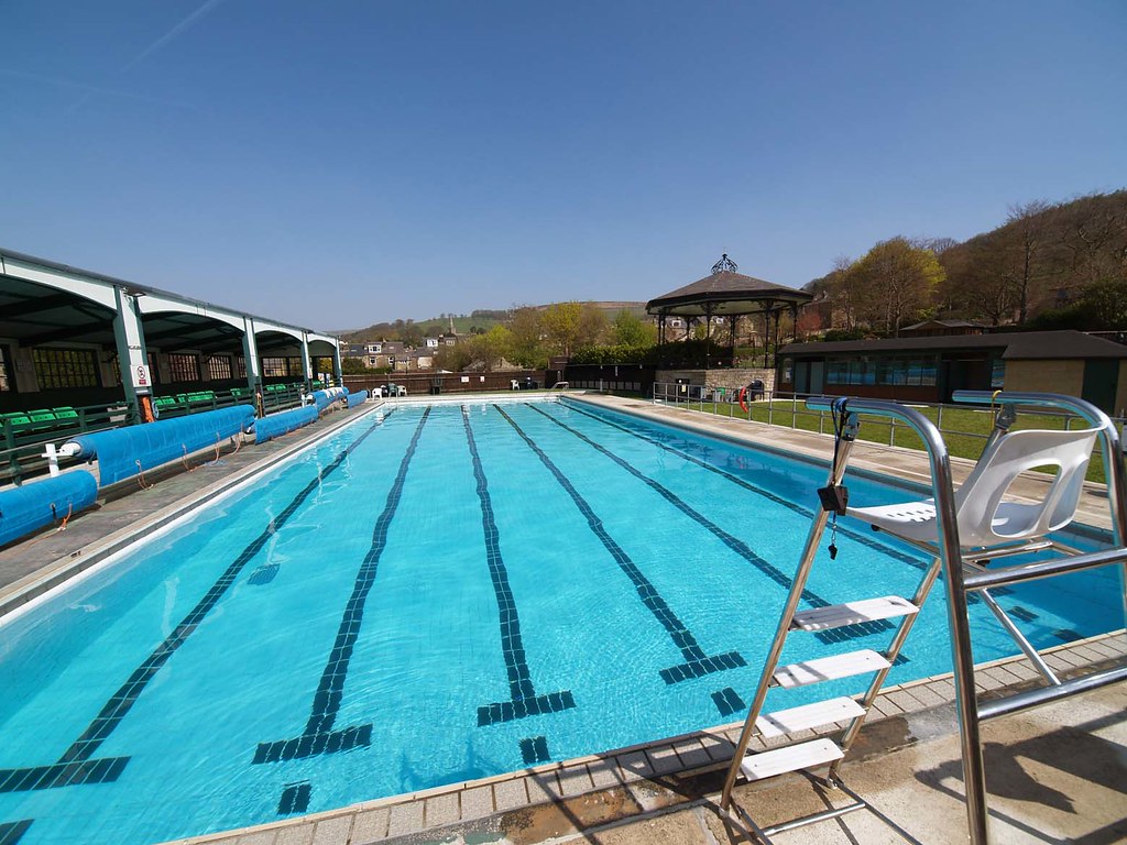 Hathersage Open Air Heated Swimming Pool - wide angle view