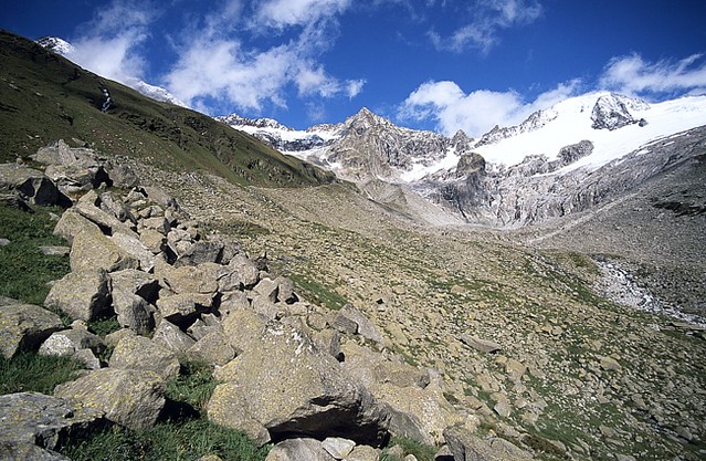 t0502027 | Abendlicher Blick vom Furtschaglhaus. Links das Schönbichler Horn (3133 m), rechts der Große Möseler (3480 m). Zillertaler Alpen, 17.07.2005