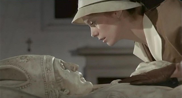 Catherine Deneuve  en el Antiguo Hospital Tavera, Toledo, en 1969 (Captura de "Tristana" de Buñuel)