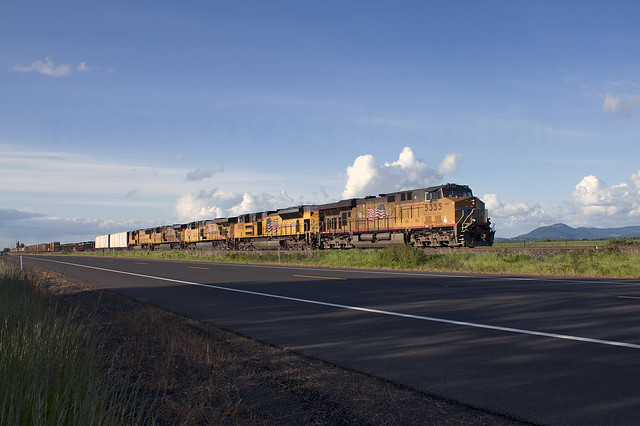 UP 5335 on a Eugene Hauler south of Halsey 20-May-10