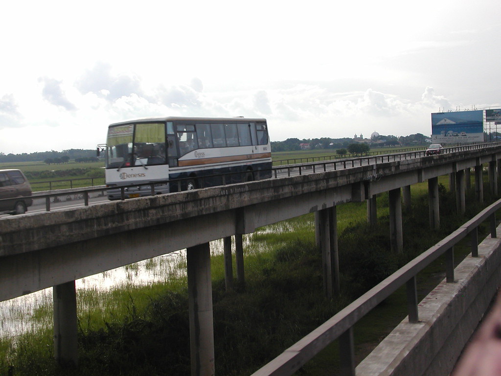 Genesis Bus @ NLEX | Genesis Bus Streaming along Candaba Via… | Flickr