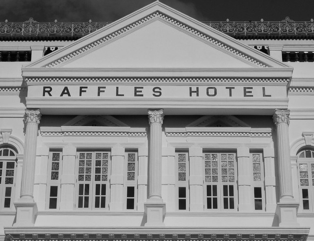 Detalle de la fachada del Hotel Raffles de Singapur.