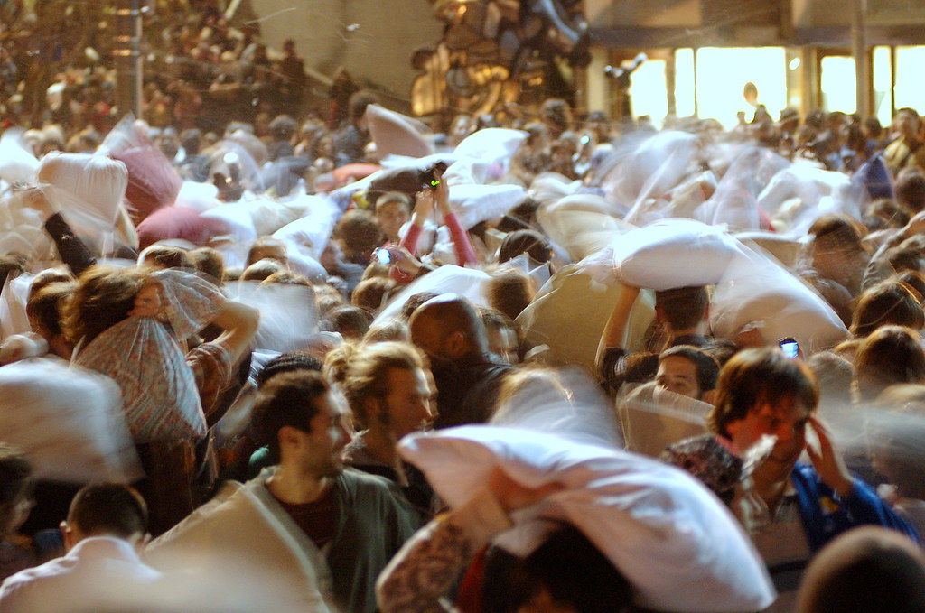 Sea of Pillows - Great San Francisco Pillow Fight 2008 by 37 °C
