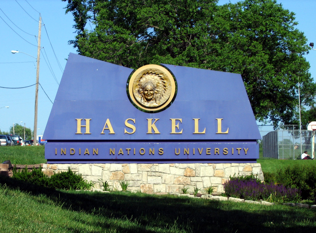 Panneau devant l'Université des Nations indiennes de Haskell