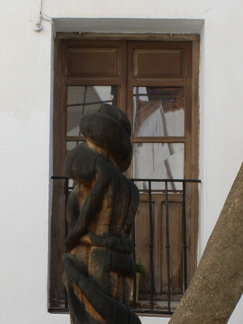 Escultura y ventana
