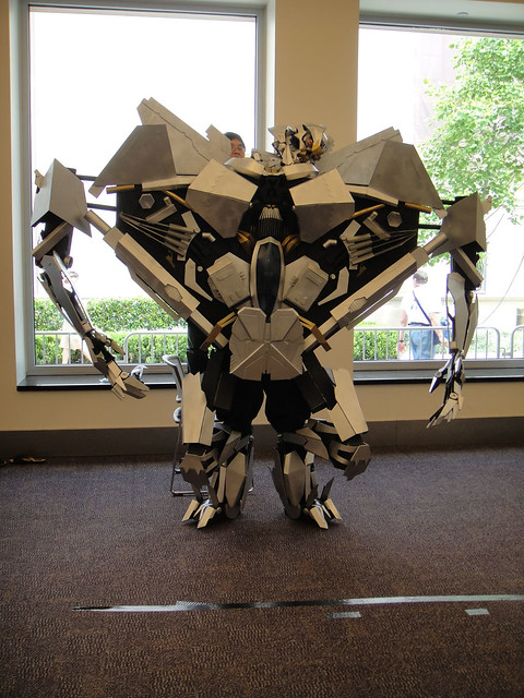 BotCon 2011 - Transformers cosplay - Starscream loses his head