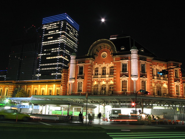 月と東京駅 2