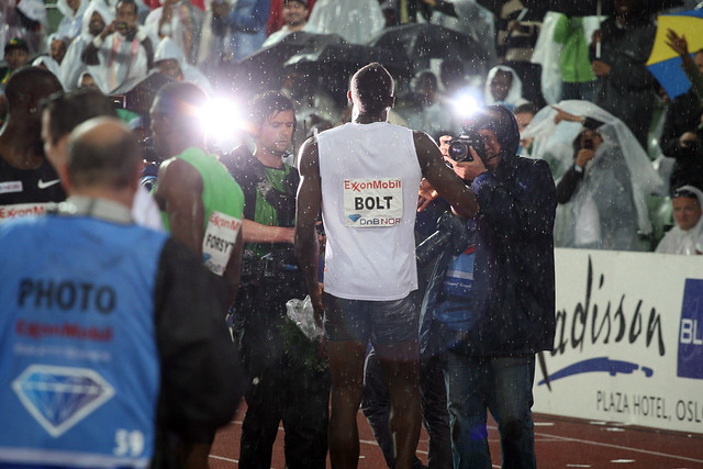 Usain Bolt fotograferes etter seieren