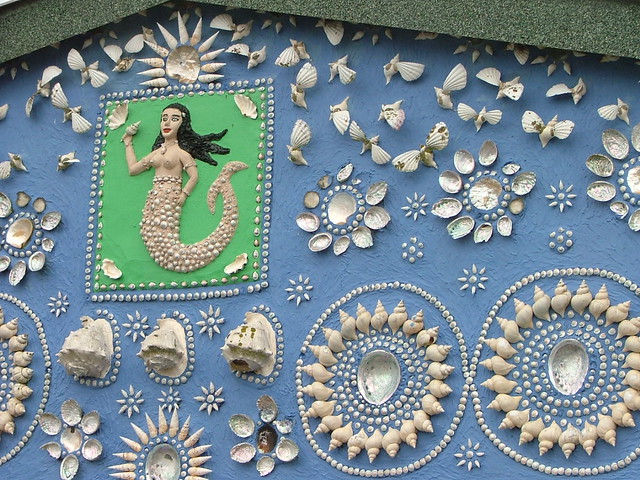 detail on seashell-house