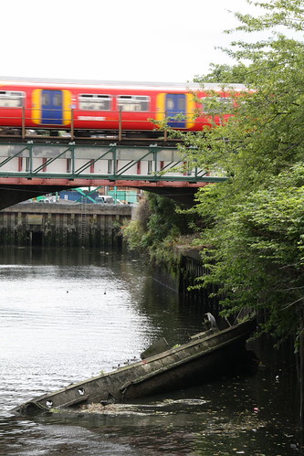 Boat, River Wandle, Heron, Bridge and Train | by L'habitant