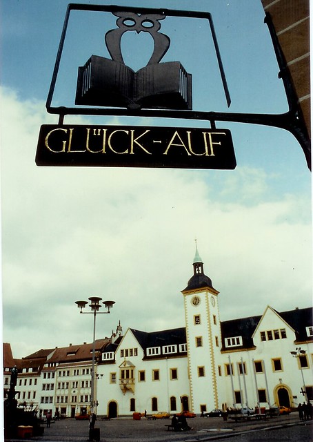In Freiberg /Erzgebirge: Obermarkt mit Rathaus / Marketplace with town hall
