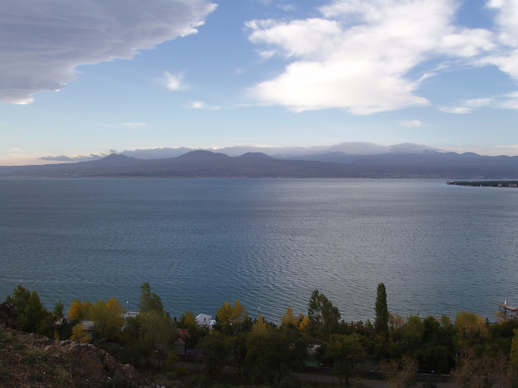 Озеро Севан. Рыбалка на озере Севан в Армении. Озеро Севан рыба. Озеро Севан вода. Температура озера севан