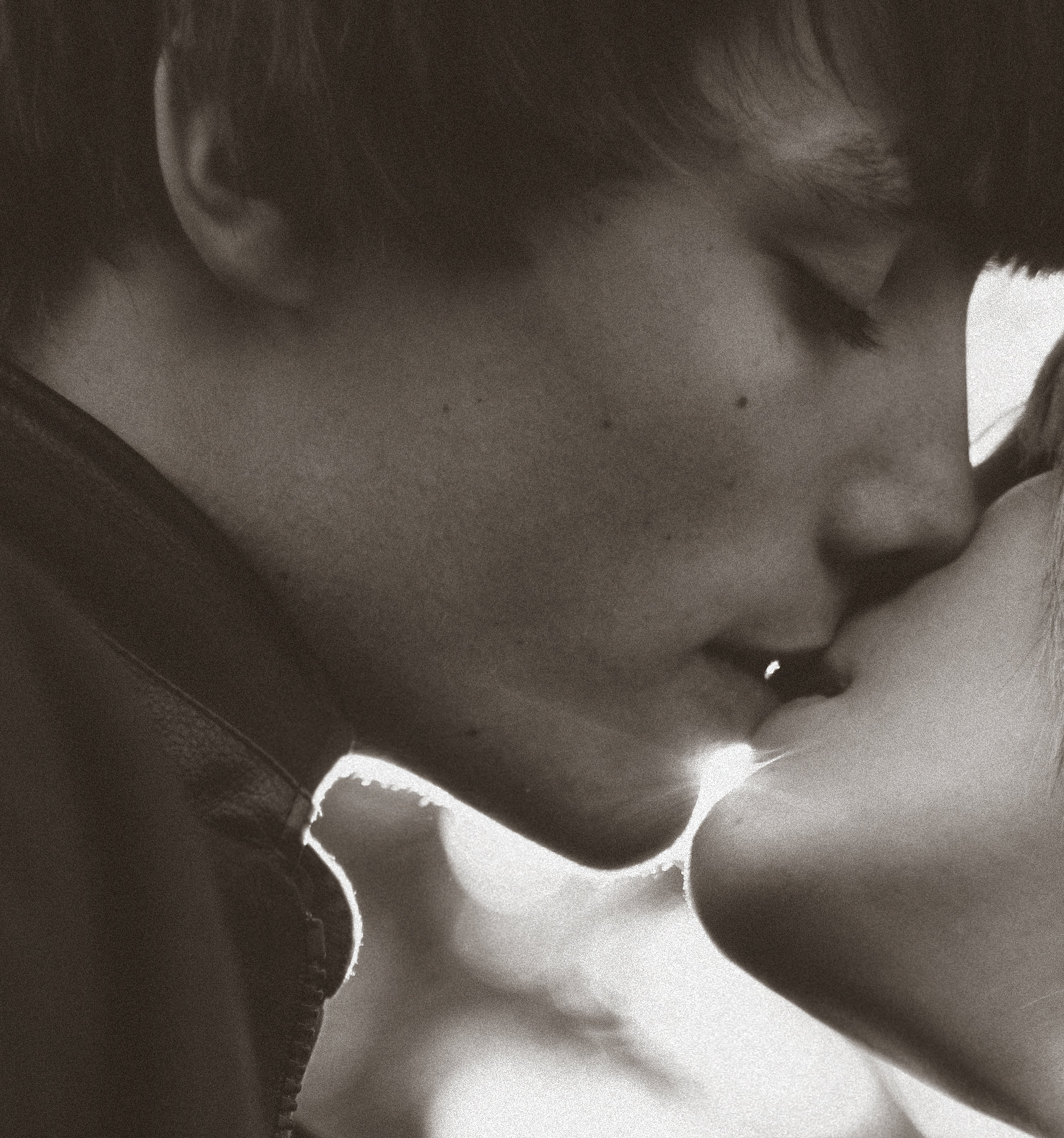 Девушки целуются грудью. Поцелуй. Первый поцелуй. Поцелуй в губы. Поцелуй картинки.