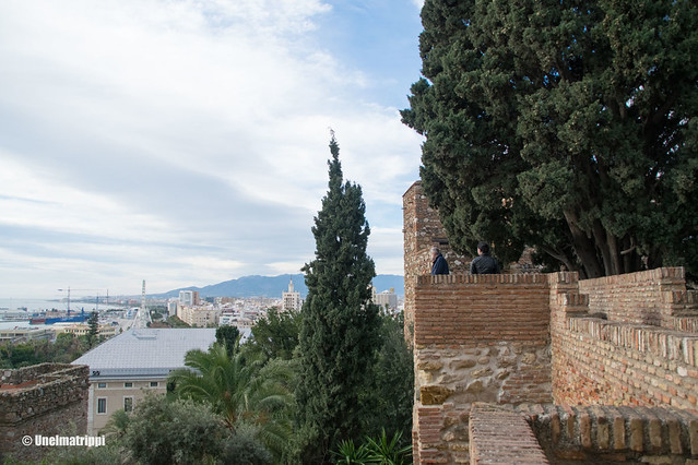 Alcazaban linnoituksen kulmaa ja kaukana siintävä meri