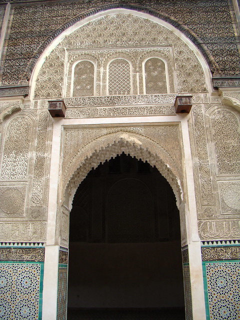 arco azulejos estuco yeserías del patio interior Madraza Bou Inania de Fez Marruecos 02