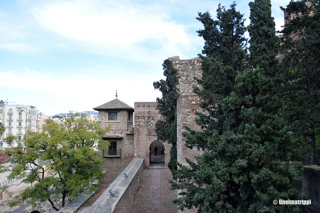 Alcazaban linnoituksen kulmaa ja kaupunkia