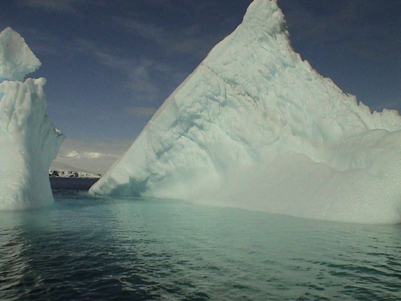 iceberg frente a la Base Ohiggins
