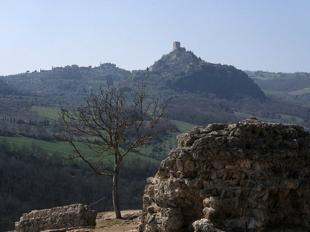 t0301044 | Blick von Bagno Vignoni zum Turm von Castiglione d'Orcia. Toscana, 14.04.2003