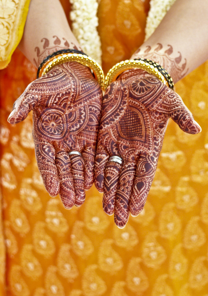 Mehendi on the bride's hands | (C) Subharnab Majumdar | Flickr