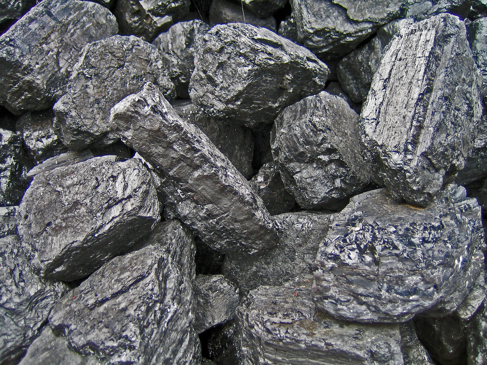 Каменный уголь для получения металлов. Антрацит Горная порода. Уголь Горная порода. Каменный уголь Горная порода. Уголь лигнит.