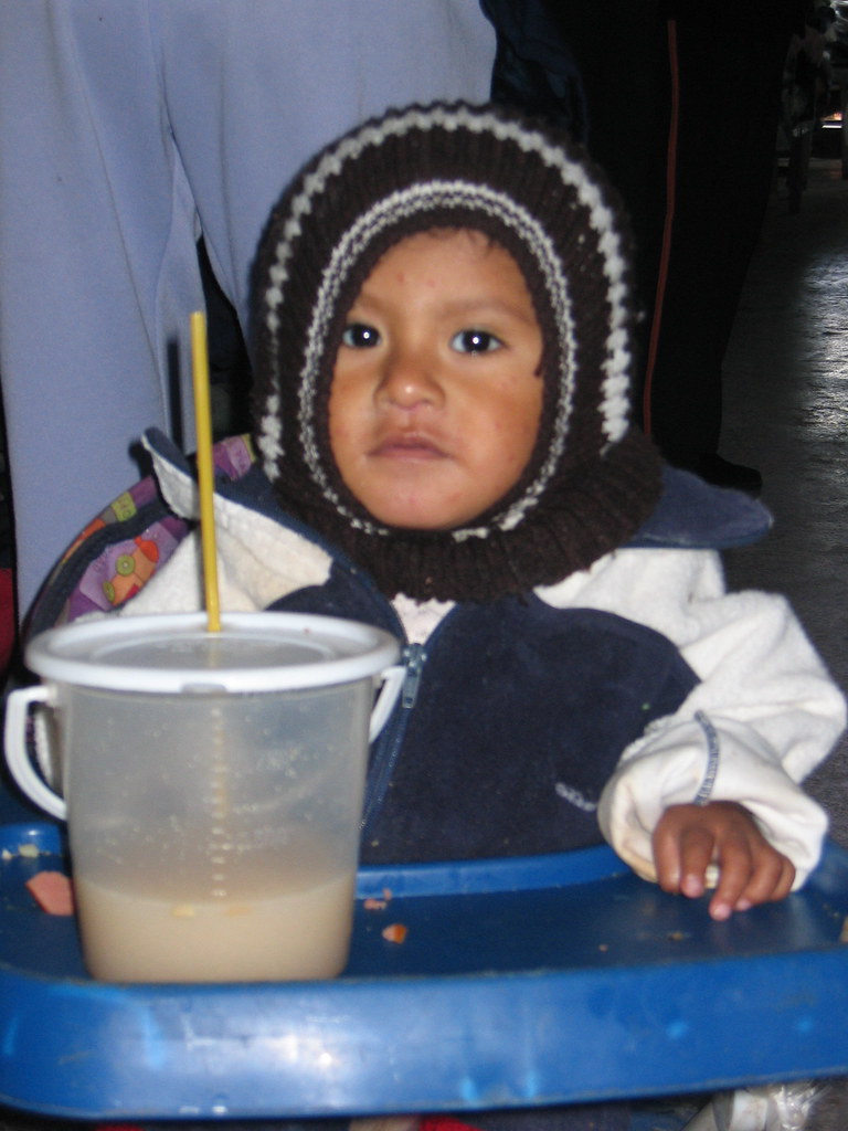 bébé | petit bolivien buvant sa chicha aux cacahouètes | Fabio Panico ...