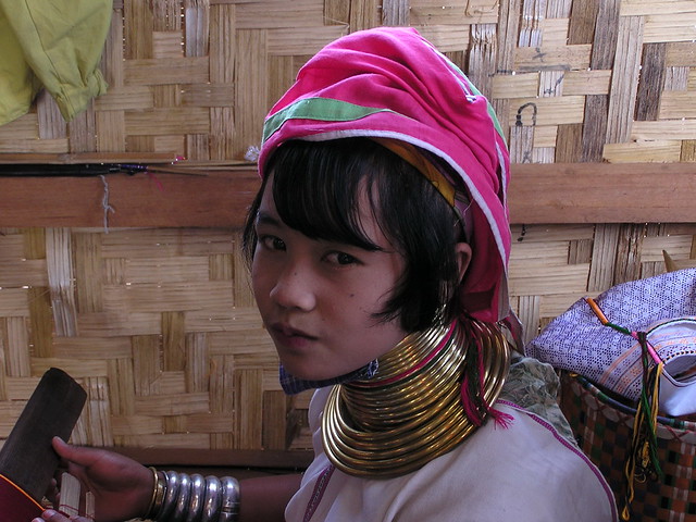 factoría taller textil mujer trabajando en telar flor de loto Lago Inle Myanmar Birmania 11