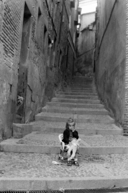 Niña y perro en Toledo (sobre 1978)