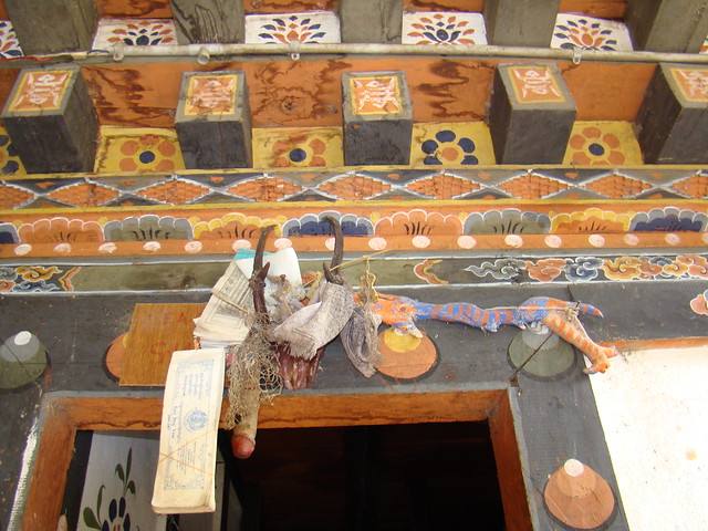 Falo sobre puerta de casa símbolo como protección de malos espíritus y símbolo de la fertilidad Paro Bután 20
