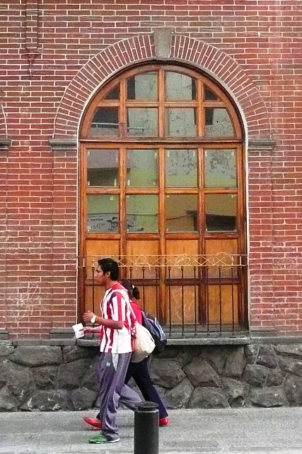 Puebla - Ciudadanos caminantes con ventana al fondo
