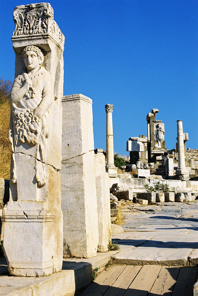 Ephesos, ancient greek-roman city with a gate of Hercules – Epheszoszi utcakép a Héraklész-kapuval