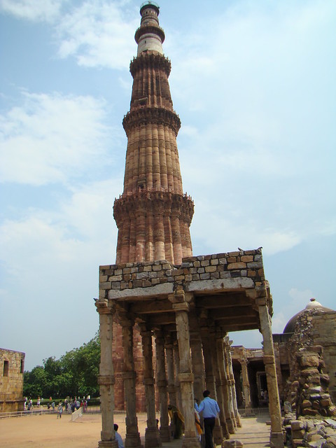 columnas de la Mezquita Quwwat-ul-Islam exterior Minarete Qutub o torre Qutab Minar complejo Qutb Delhi India 40